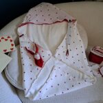 Parure pour naissance : sortie de bain, attache sucette, hochet, lingettes dans pochette et petit gant pour que bébé se lave seul plus tard !