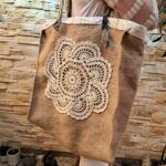 Sac en toile de jute avec napperon au crochet cousu et anses en ... cravate !