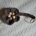 Bijou de sac, au crochet, en coton recyclé avec perles en bois